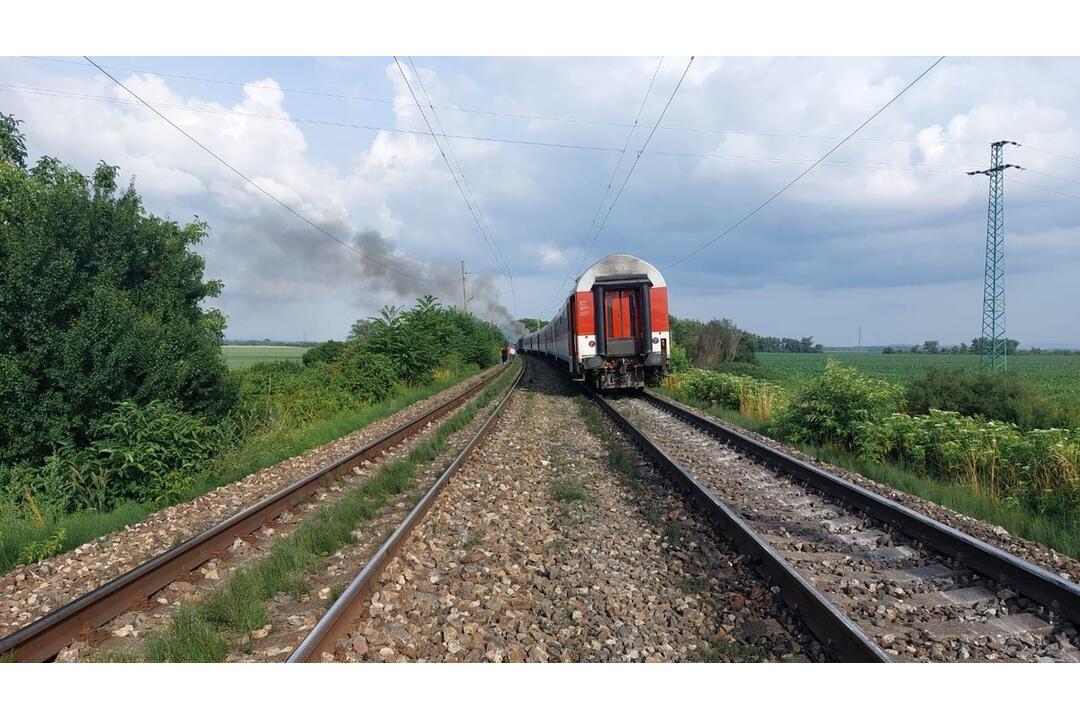FOTO: Tragická zrážka vlaku s autobusom pri Nových Zámkoch: Rušeň zachvátil požiar, foto 1