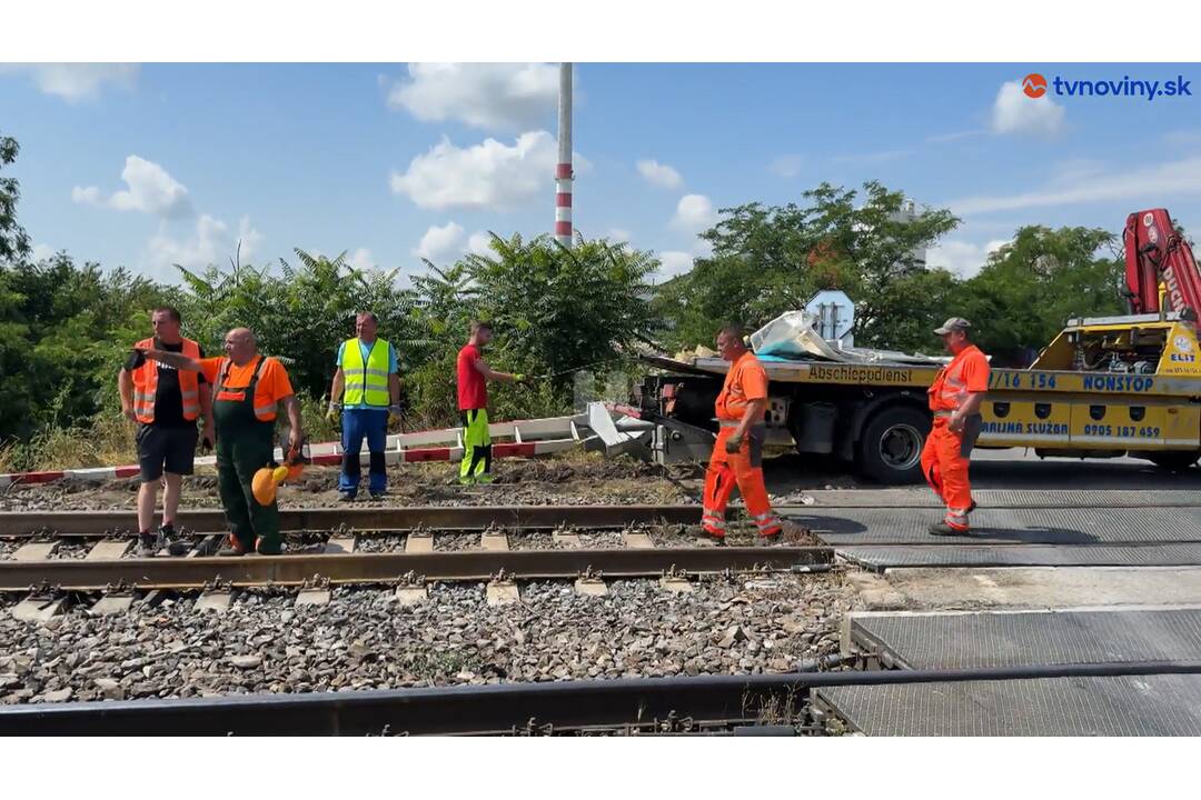 FOTO: Takto to vyzerá o deň neskôr na mieste tragickej zrážky vlaku a autobusu pri Nových Zámkoch, foto 4