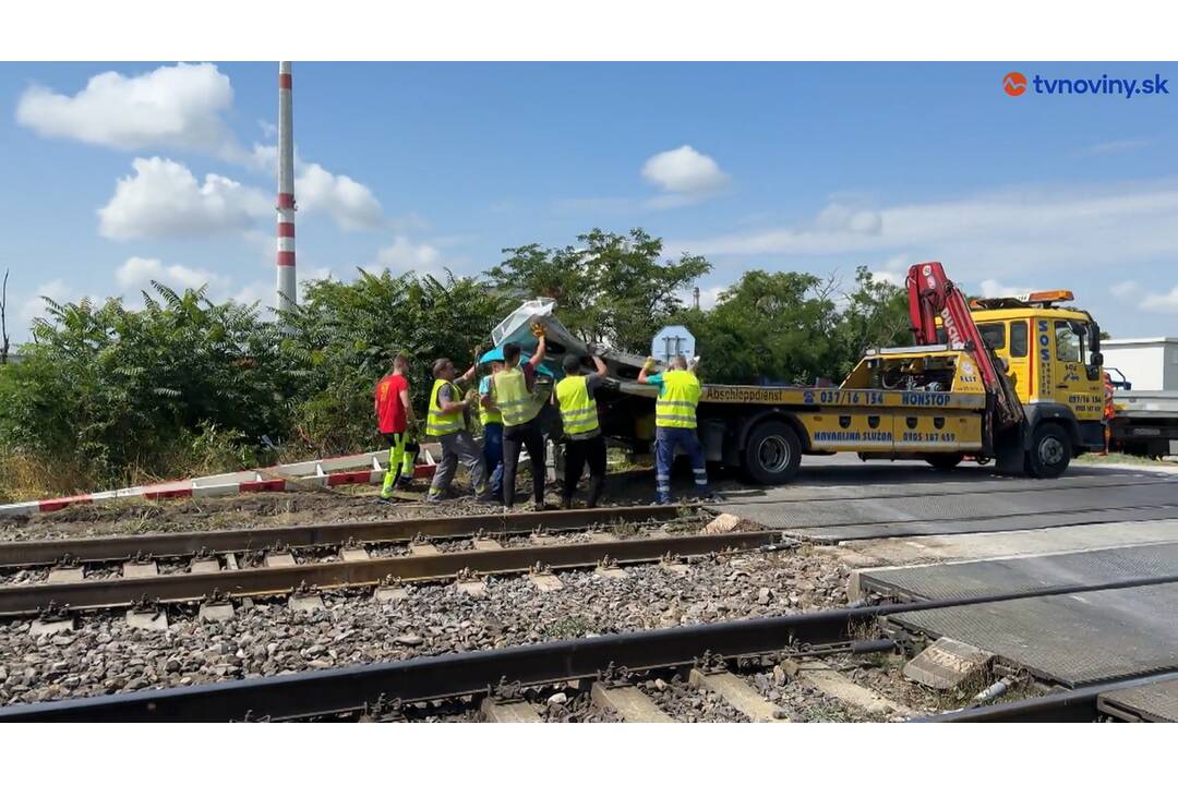 FOTO: Takto to vyzerá o deň neskôr na mieste tragickej zrážky vlaku a autobusu pri Nových Zámkoch, foto 5
