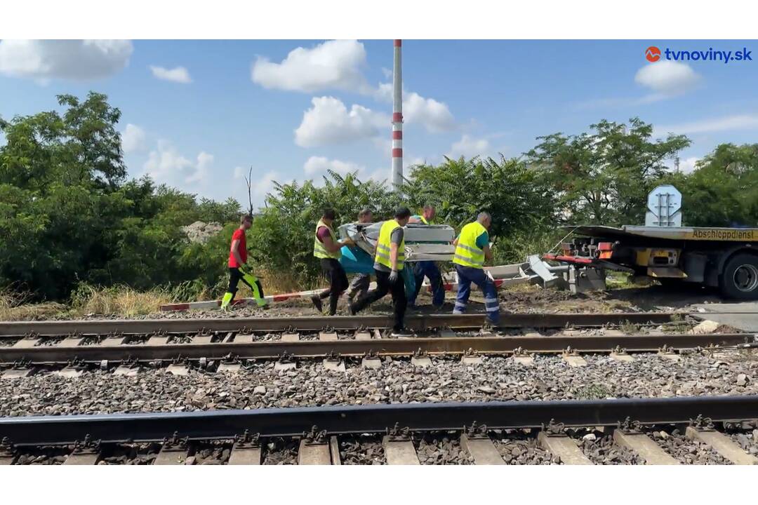 FOTO: Takto to vyzerá o deň neskôr na mieste tragickej zrážky vlaku a autobusu pri Nových Zámkoch, foto 6