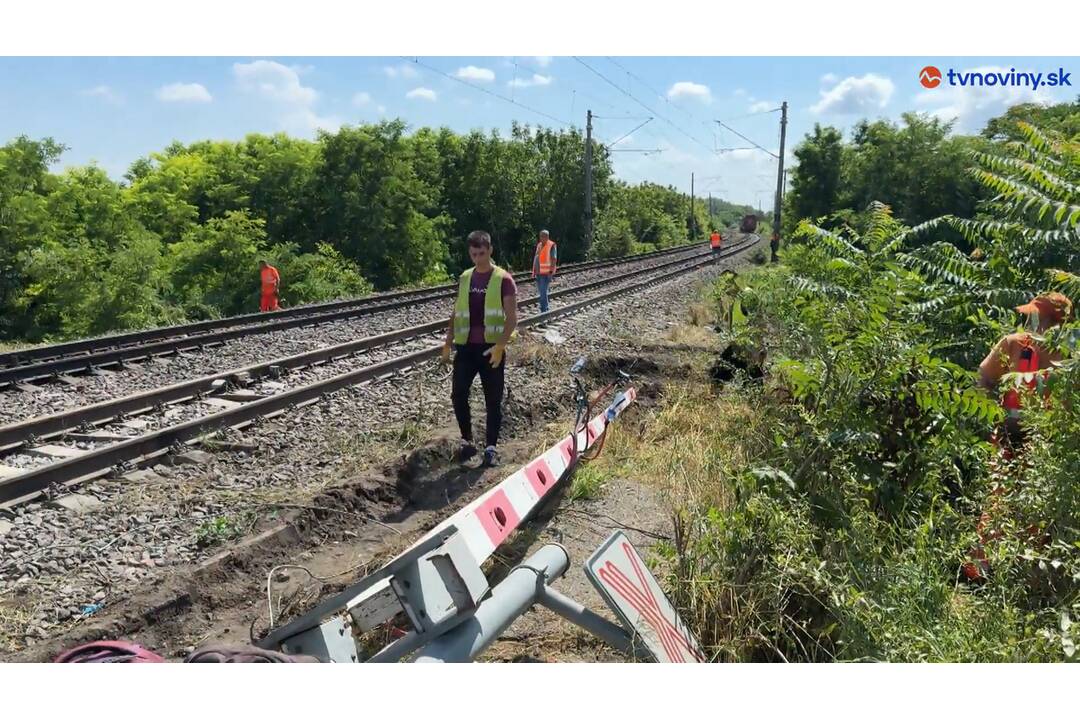 FOTO: Takto to vyzerá o deň neskôr na mieste tragickej zrážky vlaku a autobusu pri Nových Zámkoch, foto 7