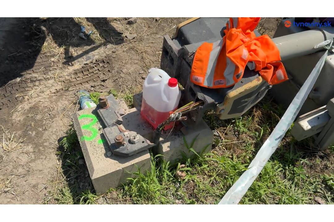 FOTO: Takto to vyzerá o deň neskôr na mieste tragickej zrážky vlaku a autobusu pri Nových Zámkoch, foto 3