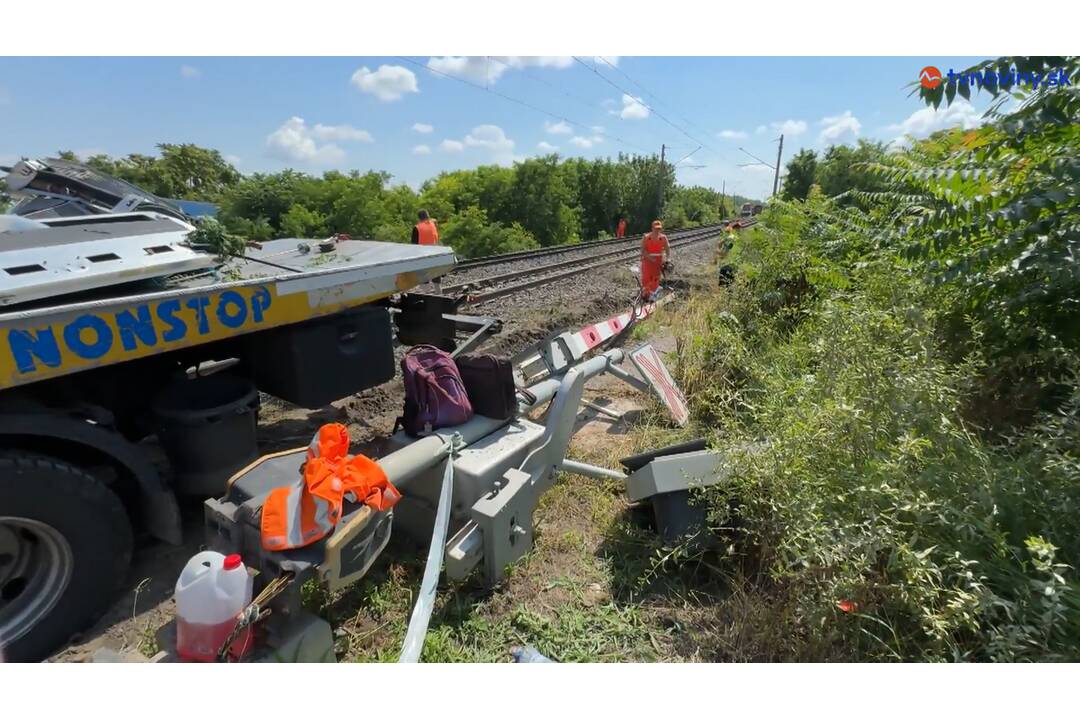 FOTO: Takto to vyzerá o deň neskôr na mieste tragickej zrážky vlaku a autobusu pri Nových Zámkoch, foto 2