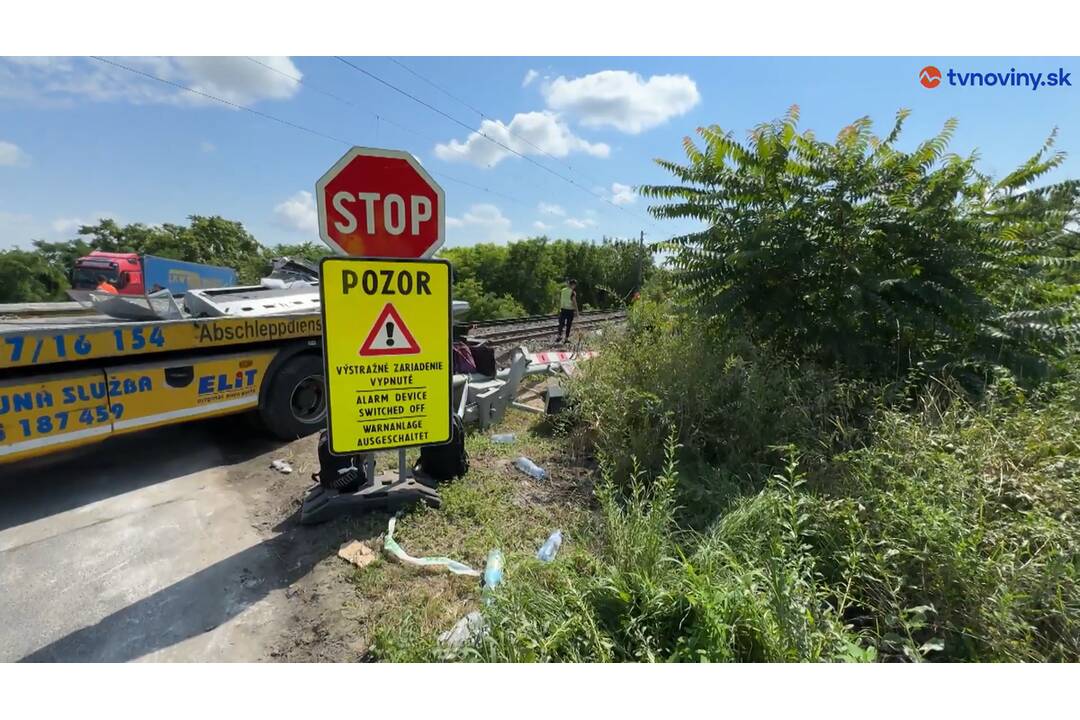 FOTO: Takto to vyzerá o deň neskôr na mieste tragickej zrážky vlaku a autobusu pri Nových Zámkoch, foto 1