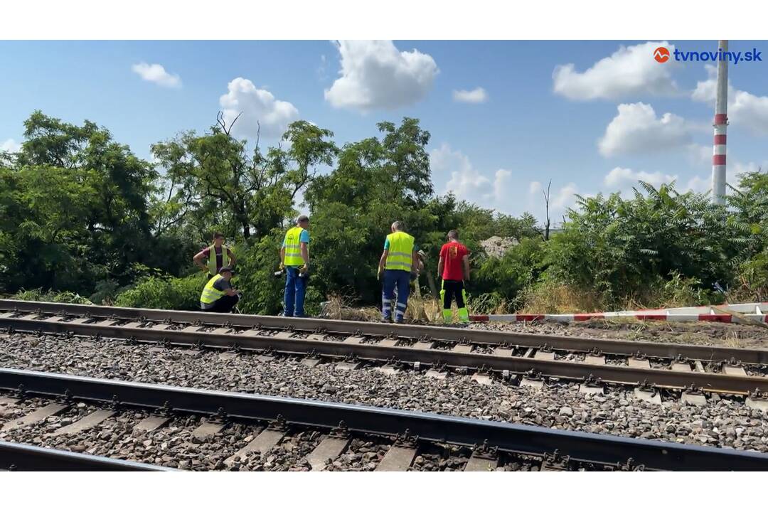 FOTO: Takto to vyzerá o deň neskôr na mieste tragickej zrážky vlaku a autobusu pri Nových Zámkoch, foto 8