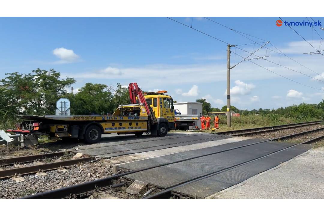 FOTO: Takto to vyzerá o deň neskôr na mieste tragickej zrážky vlaku a autobusu pri Nových Zámkoch, foto 9
