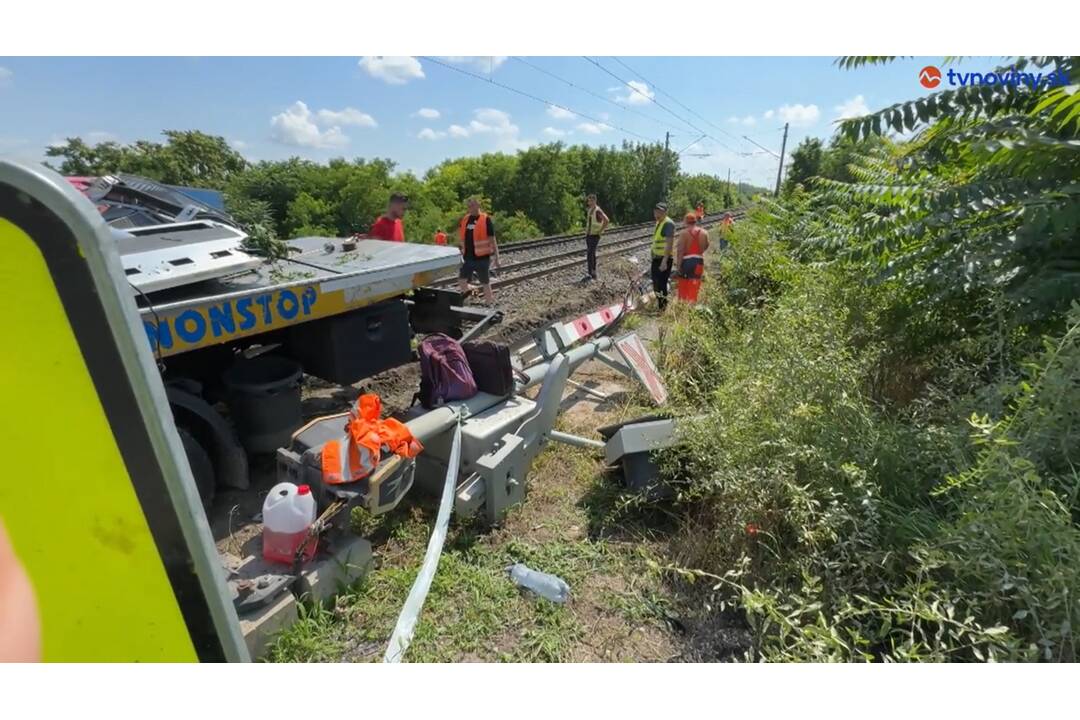 FOTO: Takto to vyzerá o deň neskôr na mieste tragickej zrážky vlaku a autobusu pri Nových Zámkoch, foto 10