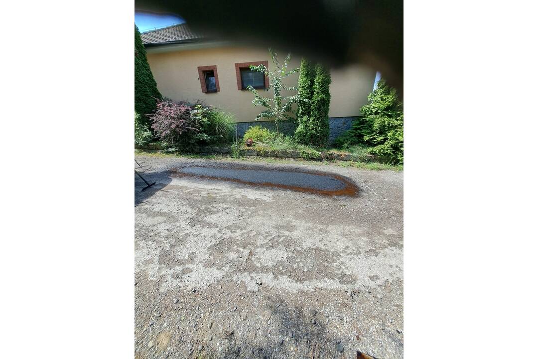 FOTO: V obci Súlovce opravili cesty naliatím asfaltu do výtlkov, vedenie je s výsledkom spokojné, foto 3