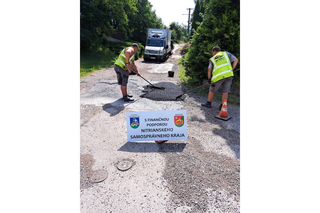 FOTO: V obci Súlovce opravili cesty naliatím asfaltu do výtlkov, vedenie je s výsledkom spokojné, foto 4