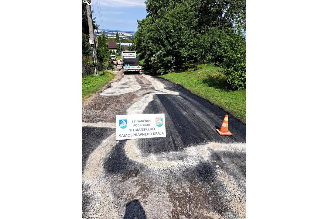 FOTO: V obci Súlovce opravili cesty naliatím asfaltu do výtlkov, vedenie je s výsledkom spokojné, foto 7