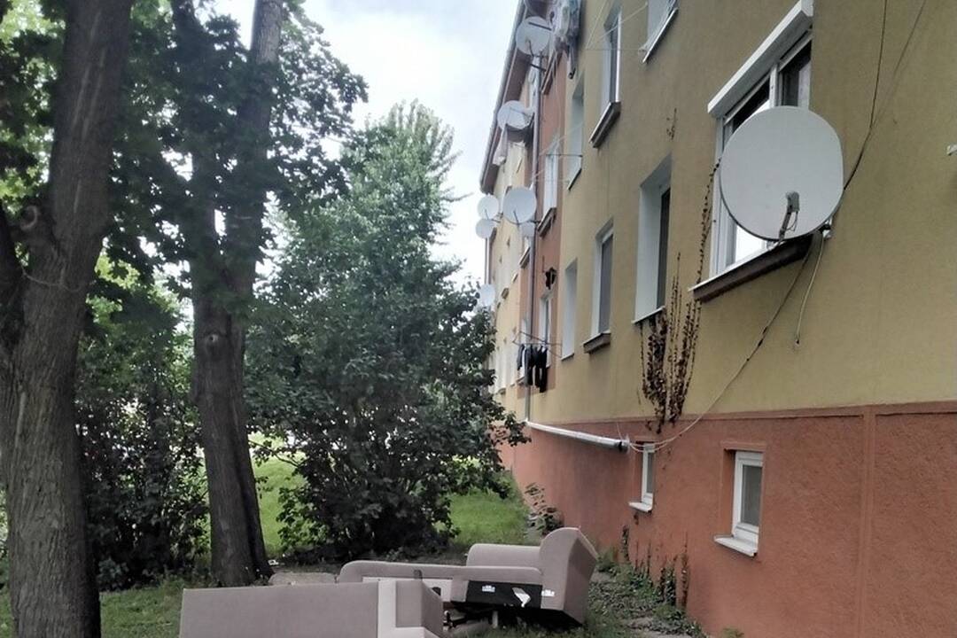 FOTO: Muž z Bátorových Kosíh vyhodil sedačku z okna paneláka, foto 3