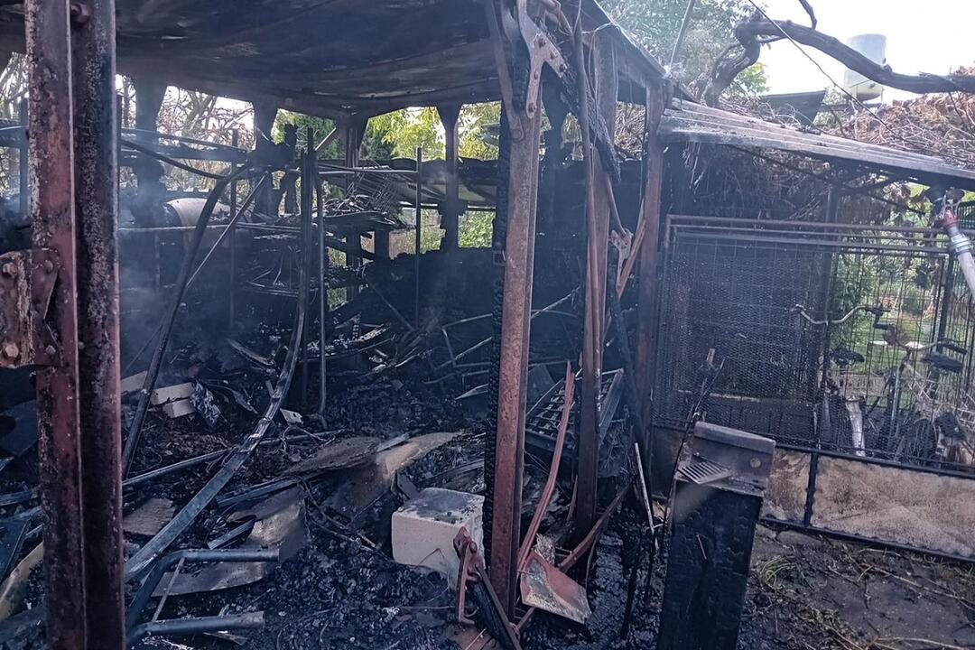 FOTO: V Komjaticiach došlo k požiaru prístavby rodinného domu, foto 3