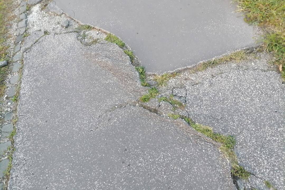 FOTO: Nitranov hnevajú zničené chodníky na Klokočine, foto 1