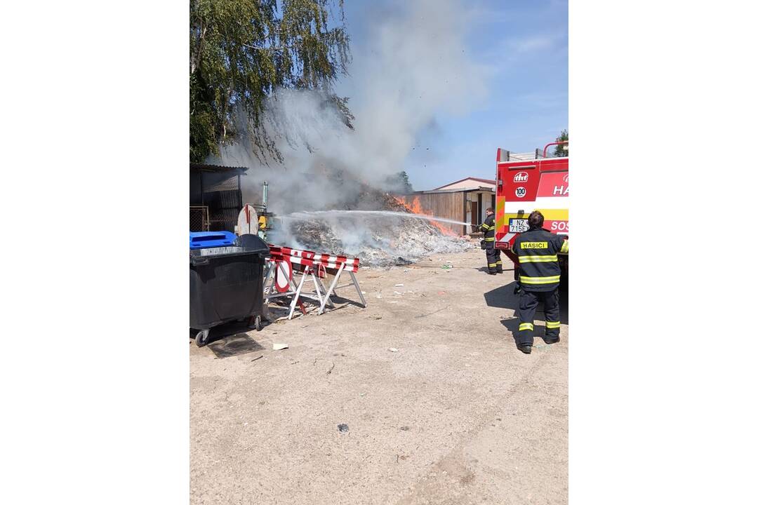 FOTO: Požiar zberného dvora v Šuranoch, foto 1