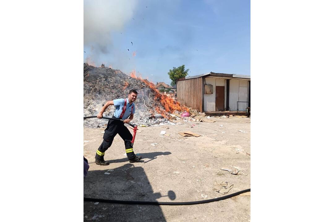 FOTO: Požiar zberného dvora v Šuranoch, foto 3