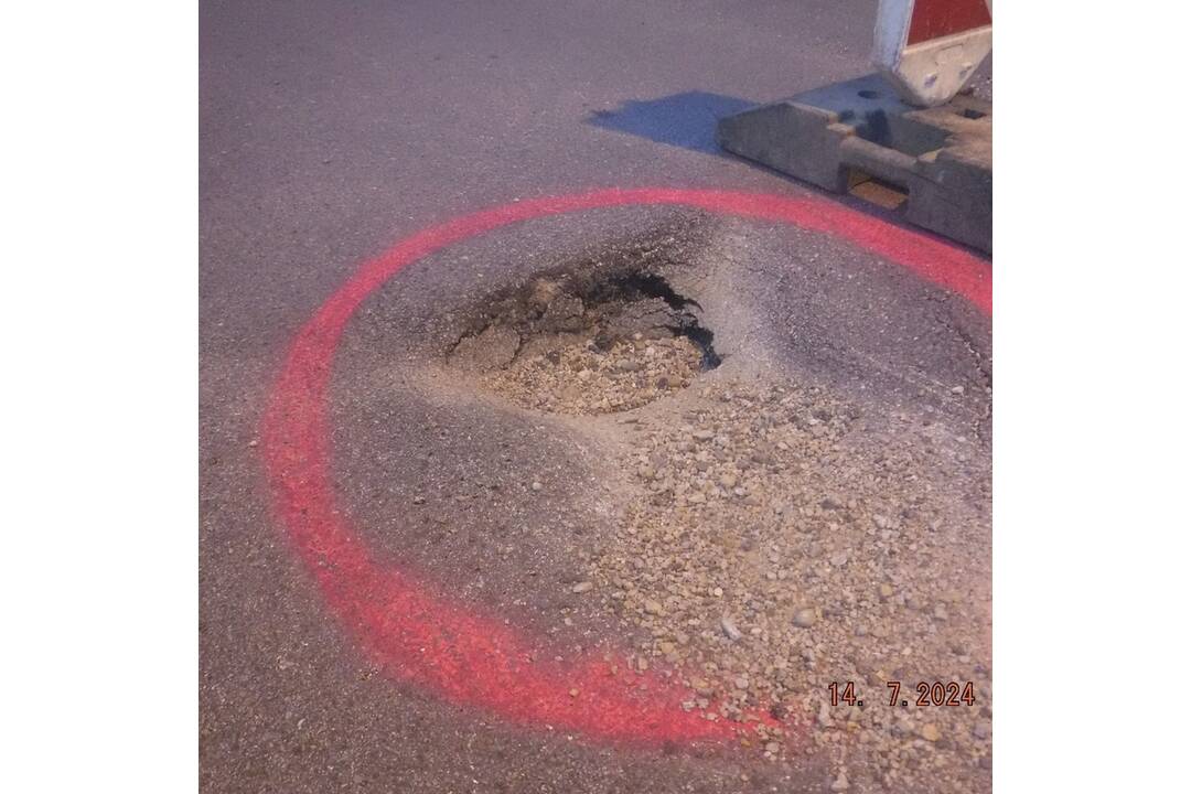 FOTO: Búrka lámala v Nitre stromy, mnohé spadli aj pred vchody do panelákov, foto 3