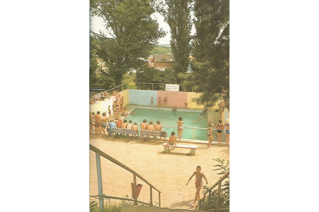 FOTO: Bazén Margita z niekdajšieho kúpaliska pri Leviciach pomaly chátra. Takto to tam vyzerá, foto 5