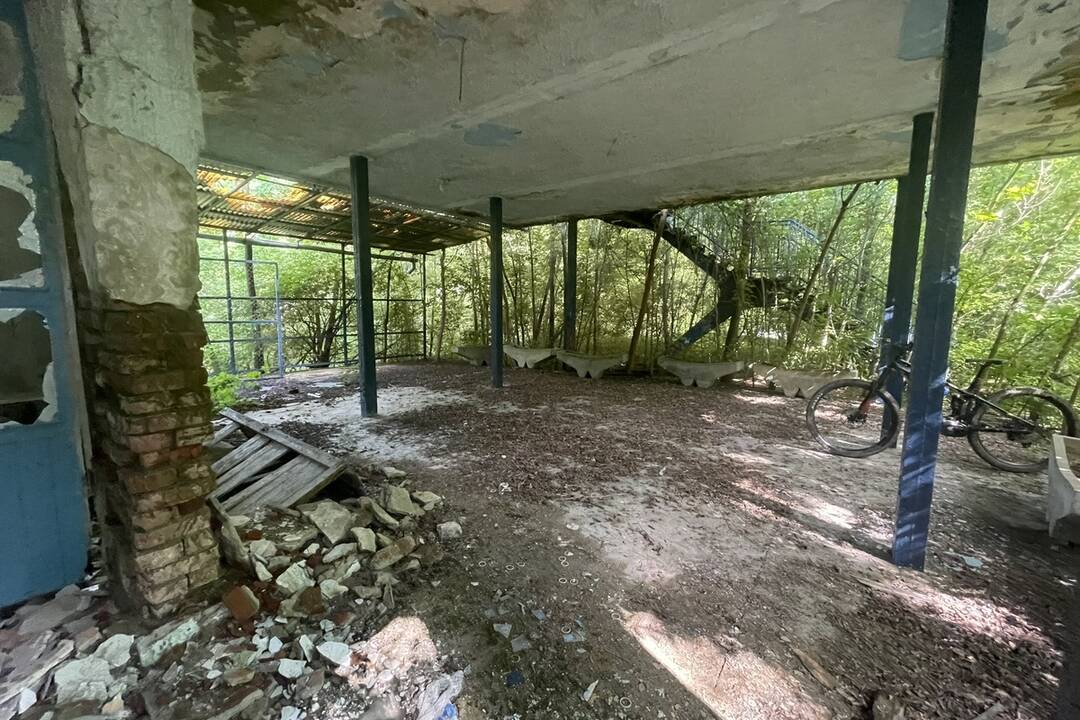 FOTO: Bazén Margita z niekdajšieho kúpaliska pri Leviciach pomaly chátra. Takto to tam vyzerá, foto 3