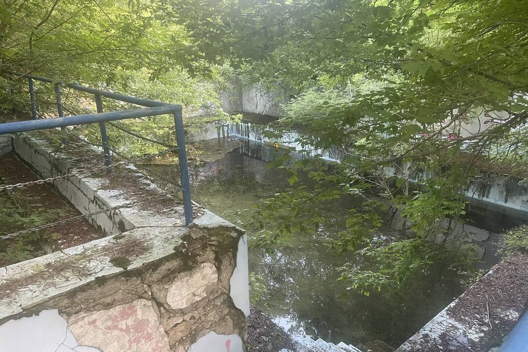 FOTO: Bazén Margita z niekdajšieho kúpaliska pri Leviciach pomaly chátra. Takto to tam vyzerá, foto 4