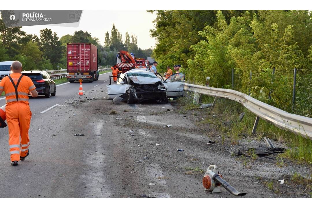 FOTO: Do odstaveného auta na R1 pri Nitre napálil nákladiak, zostal z neho len šrot, foto 2