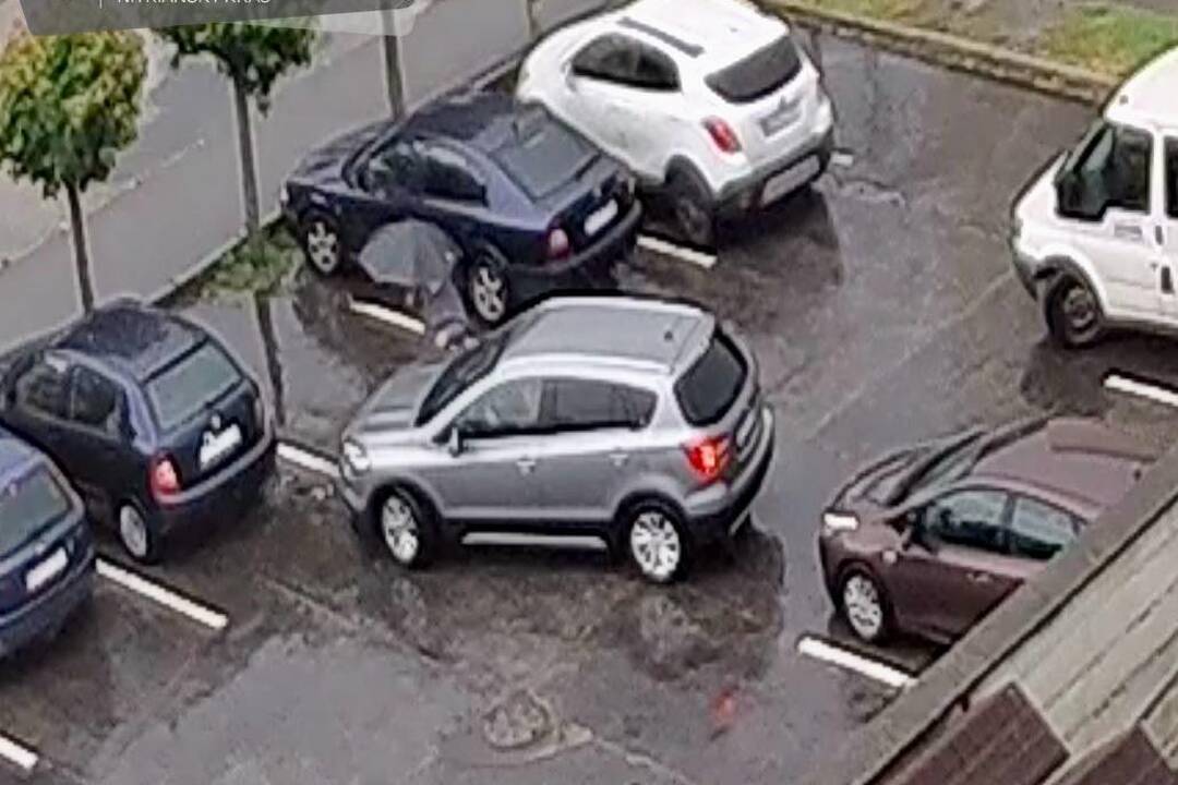 FOTO: Hľadá sa vodič, ktorý vo Vrábľoch narazil do zaparkovaného auta a ušiel , foto 2