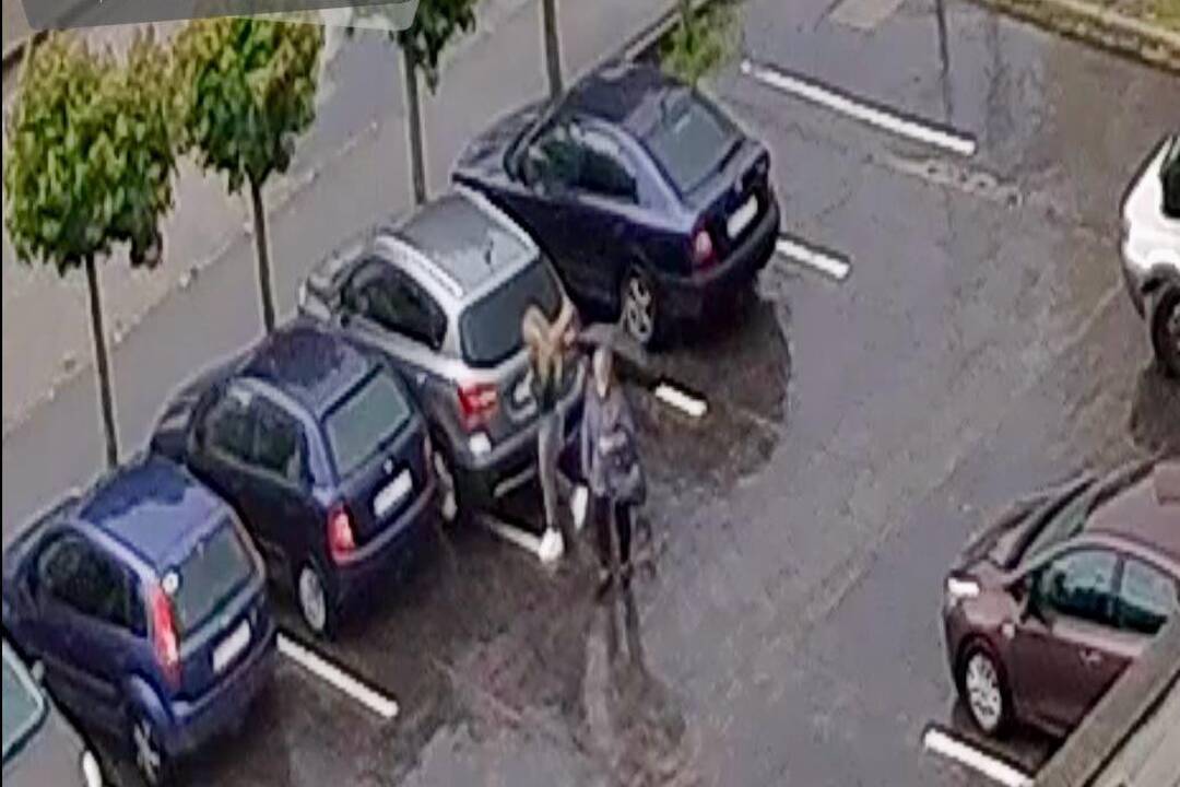 FOTO: Hľadá sa vodič, ktorý vo Vrábľoch narazil do zaparkovaného auta a ušiel , foto 3