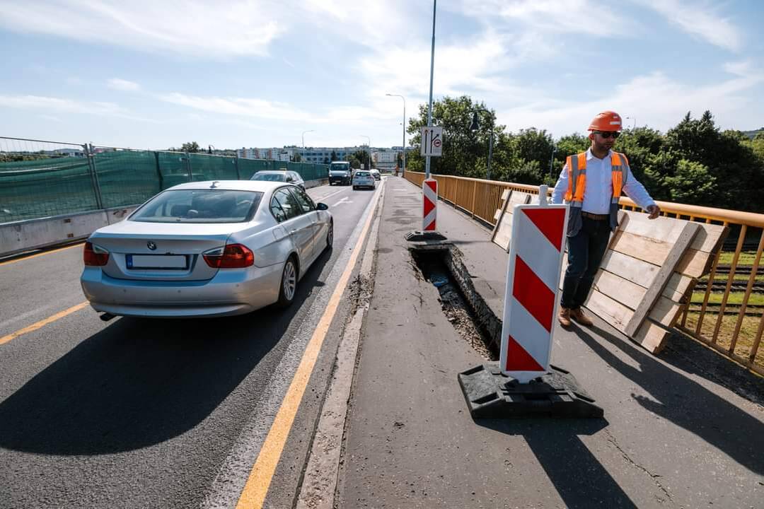 FOTO: Na Cabajskom moste v Nitre sa zrútila časť chodníka, dieru prekryli doskami, foto 1