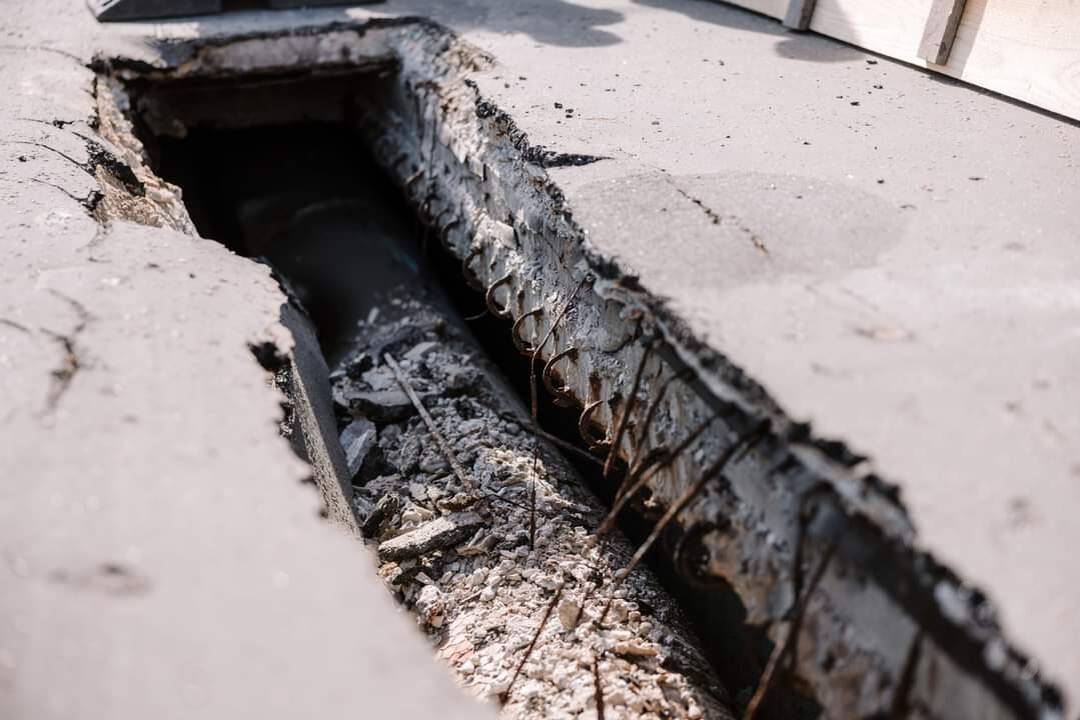 FOTO: Na Cabajskom moste v Nitre sa zrútila časť chodníka, dieru prekryli doskami, foto 2