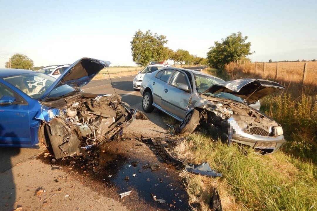 FOTO: Nehoda pri Komárne zablokovala jazdný pruh, zranilo sa viacero osôb, foto 4