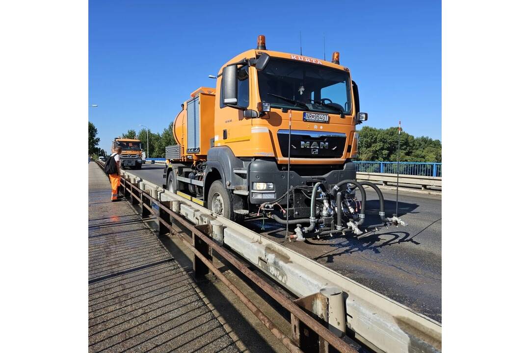 FOTO: Na moste v Šali cestári odpratávali hmyz, išlo o uhynuté podenky, foto 1