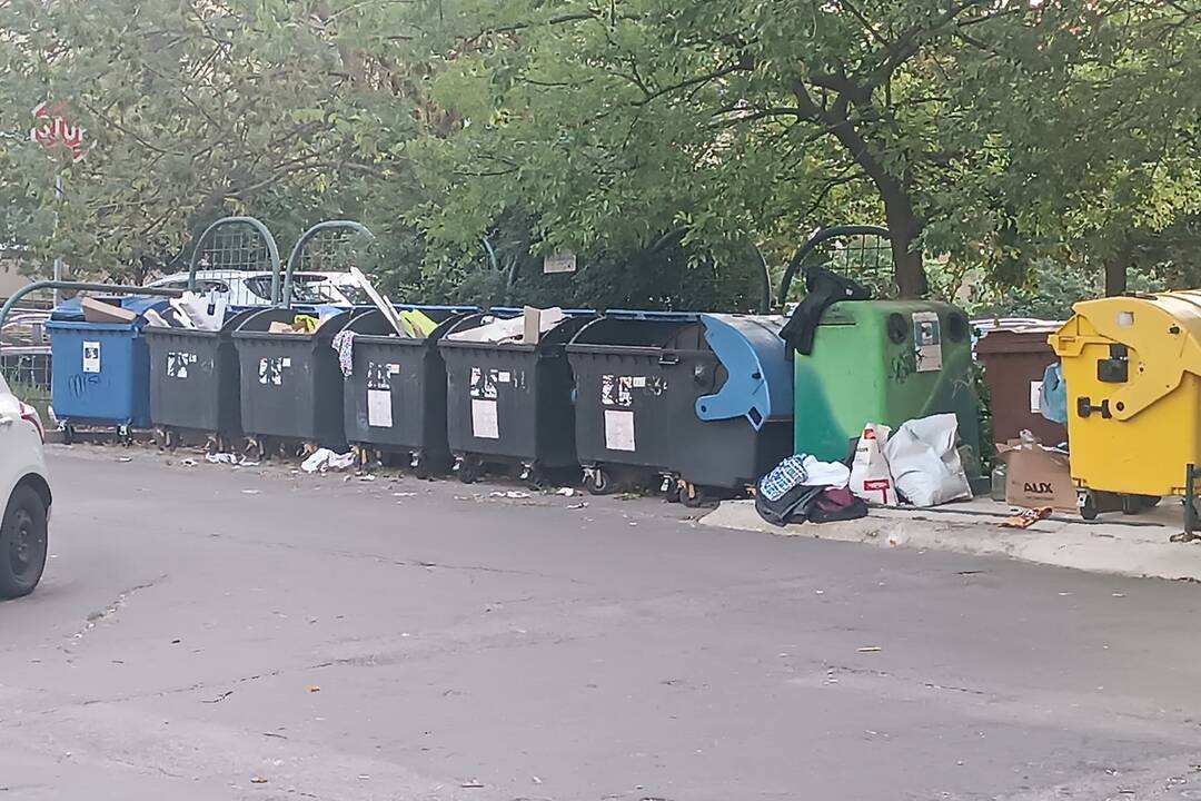 FOTO: Obyvateľov nitrianskej Klokočiny hnevá neporiadok v uliciach a okolo kontajnerov, foto 1