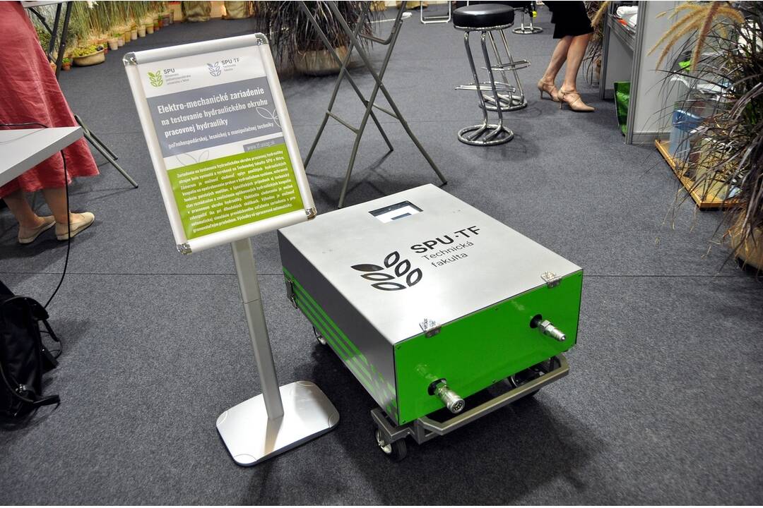 FOTO: technická fakulta SPU v Nitre získala cenu Zlatý kosák za inovatívny prístroj, foto 1