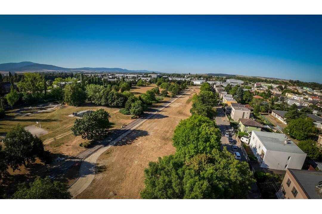 FOTO: V Topoľčanoch stavajú novú cyklotrasu, pohyb v týchto miestach bude obmedzený, foto 3