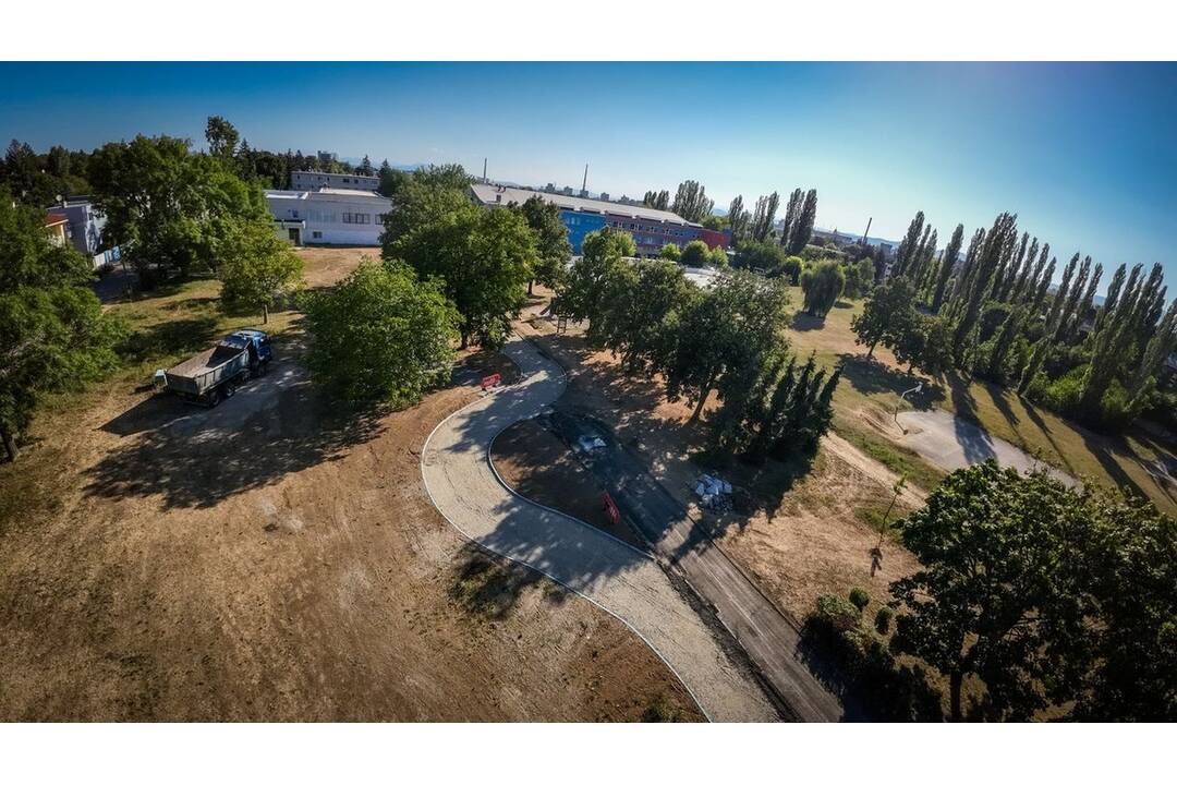 FOTO: V Topoľčanoch stavajú novú cyklotrasu, pohyb v týchto miestach bude obmedzený, foto 4