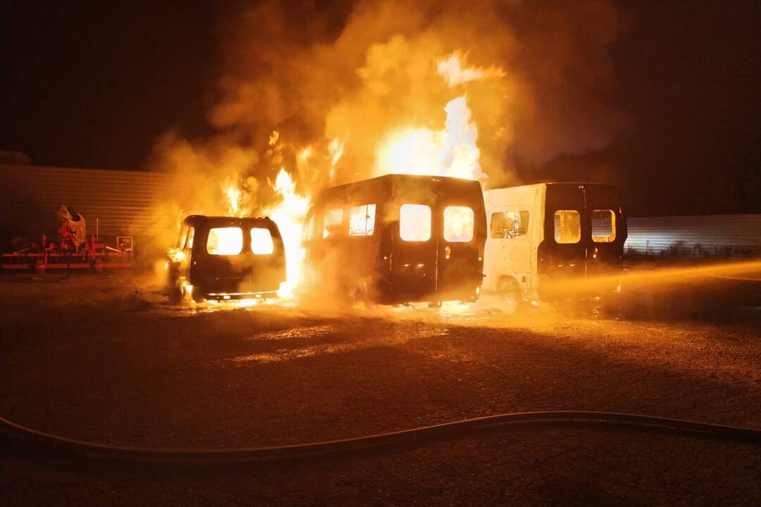 FOTO: V obci Jarok zhoreli tri dodávky odparkované pred miestnou firmou, plamene dosahovali 10 metrov, foto 1