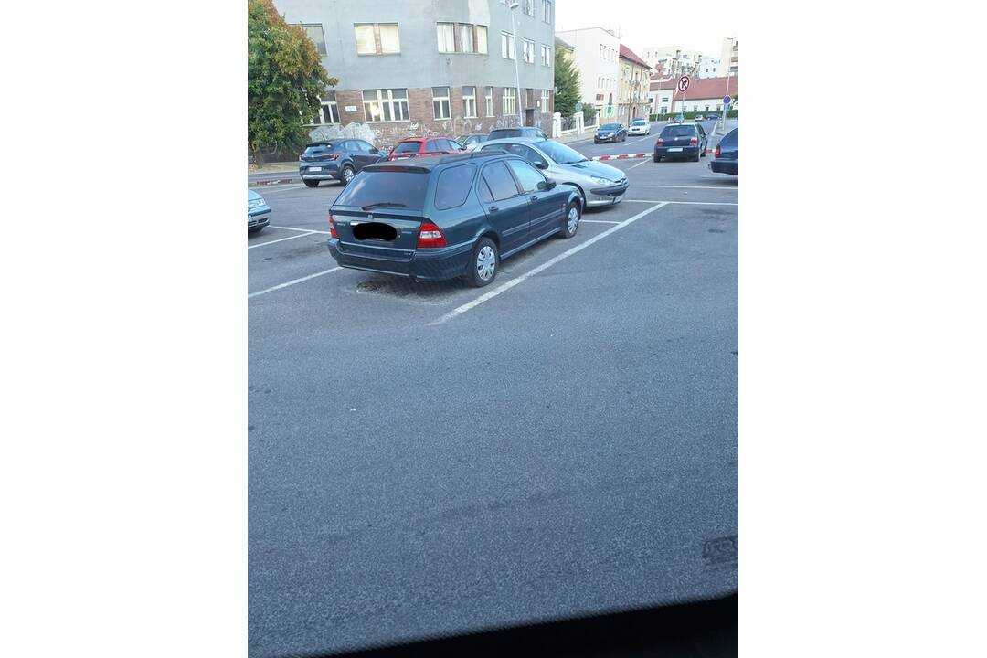 FOTO: Parkovacie miesta v Nitre blokujú desiatky nepoužívaných áut, foto 1