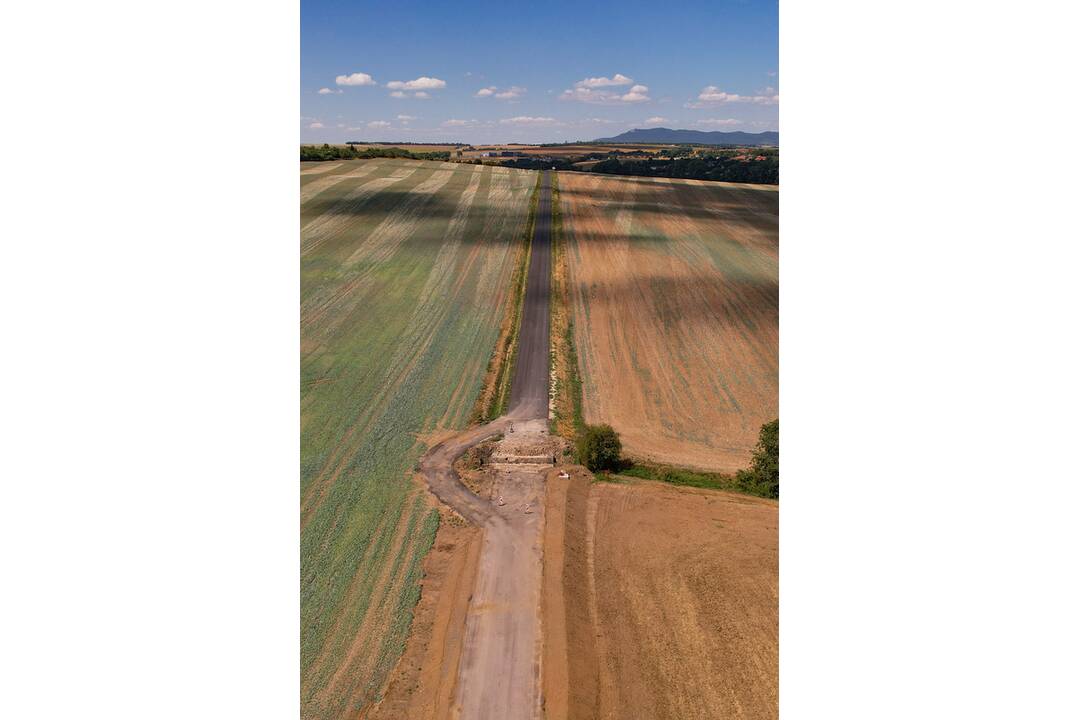 FOTO: Takto vyzerá rozostavá cesta I/51 medzi Golianovom a Vrábľami, foto 1