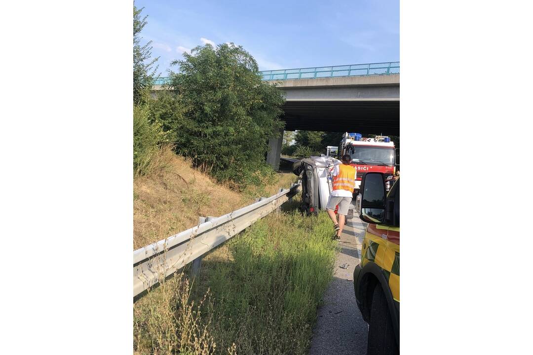 FOTO: Pri obci Choča havarovalo auto, skončilo prevrátené na boku, foto 2