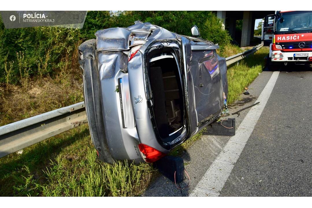 FOTO: Pri obci Choča havarovalo auto, skončilo prevrátené na boku, foto 3