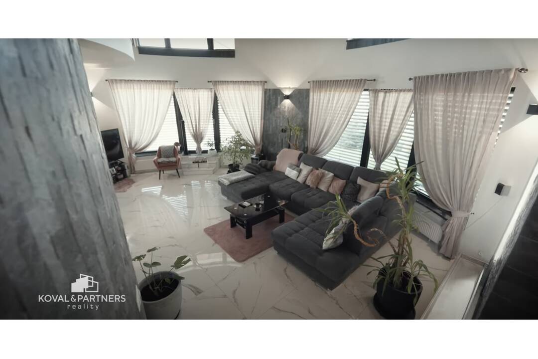 FOTO: Pri Zlatých Moravciach je na predaj tento unikátny dom. Architekt sa na ňom naozaj vybláznil, foto 2