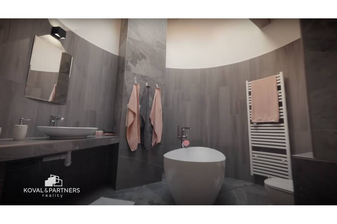 FOTO: Pri Zlatých Moravciach je na predaj tento unikátny dom. Architekt sa na ňom naozaj vybláznil, foto 5