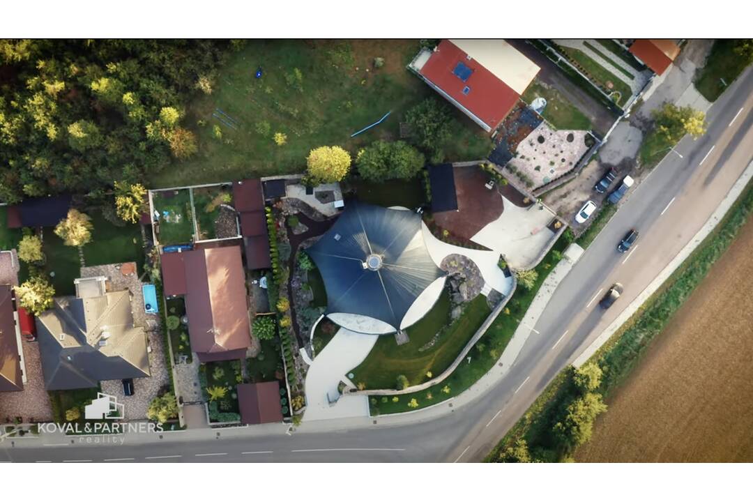 FOTO: Pri Zlatých Moravciach je na predaj tento unikátny dom. Architekt sa na ňom naozaj vybláznil, foto 6