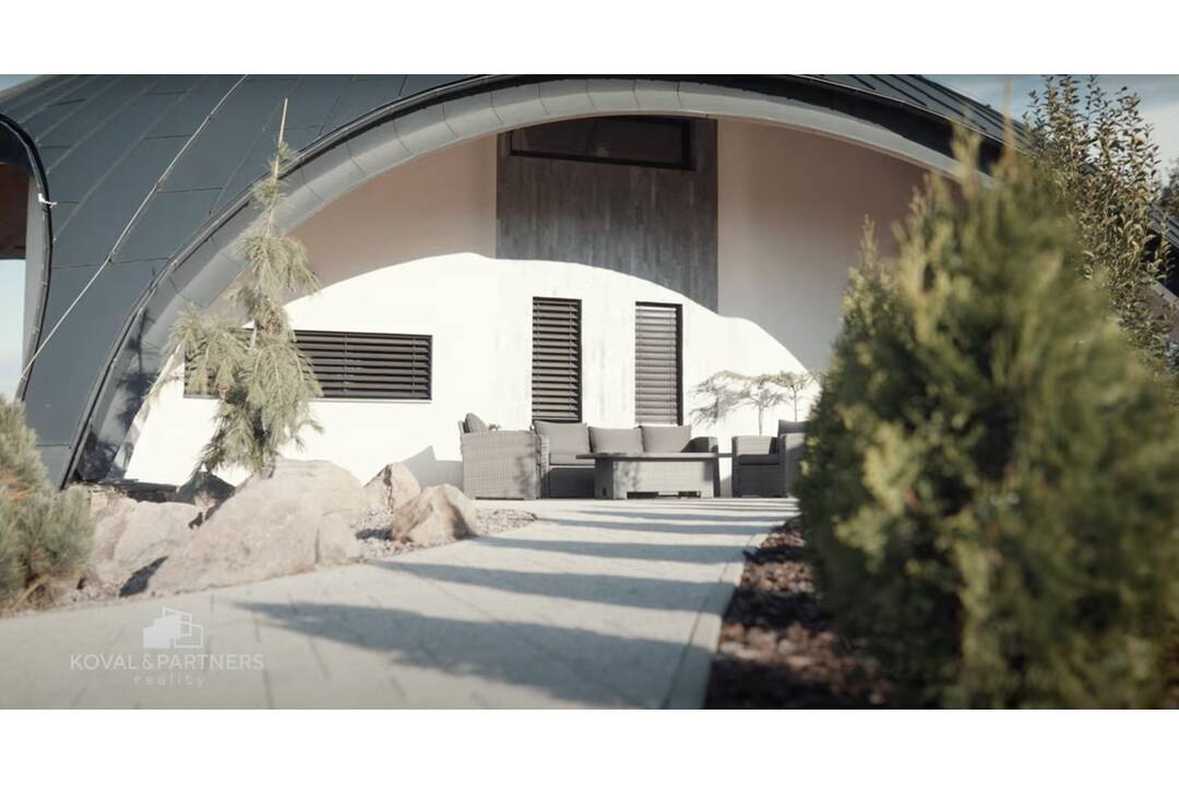 FOTO: Pri Zlatých Moravciach je na predaj tento unikátny dom. Architekt sa na ňom naozaj vybláznil, foto 7