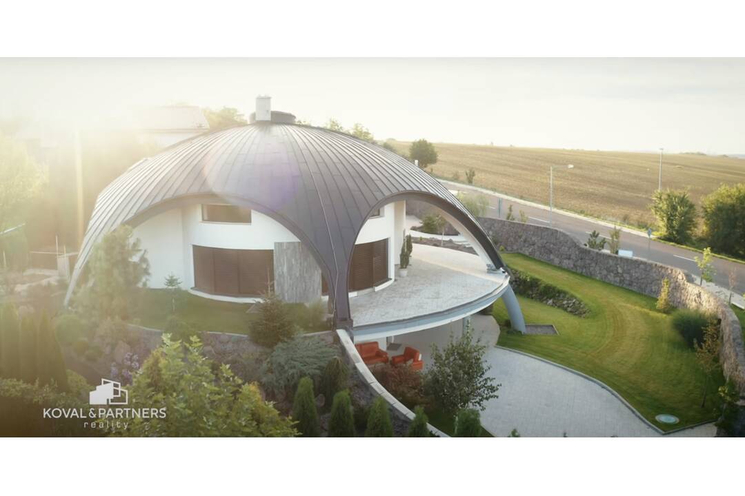 FOTO: Pri Zlatých Moravciach je na predaj tento unikátny dom. Architekt sa na ňom naozaj vybláznil, foto 8