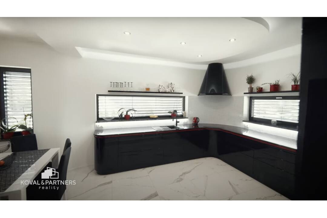 FOTO: Pri Zlatých Moravciach je na predaj tento unikátny dom. Architekt sa na ňom naozaj vybláznil, foto 9