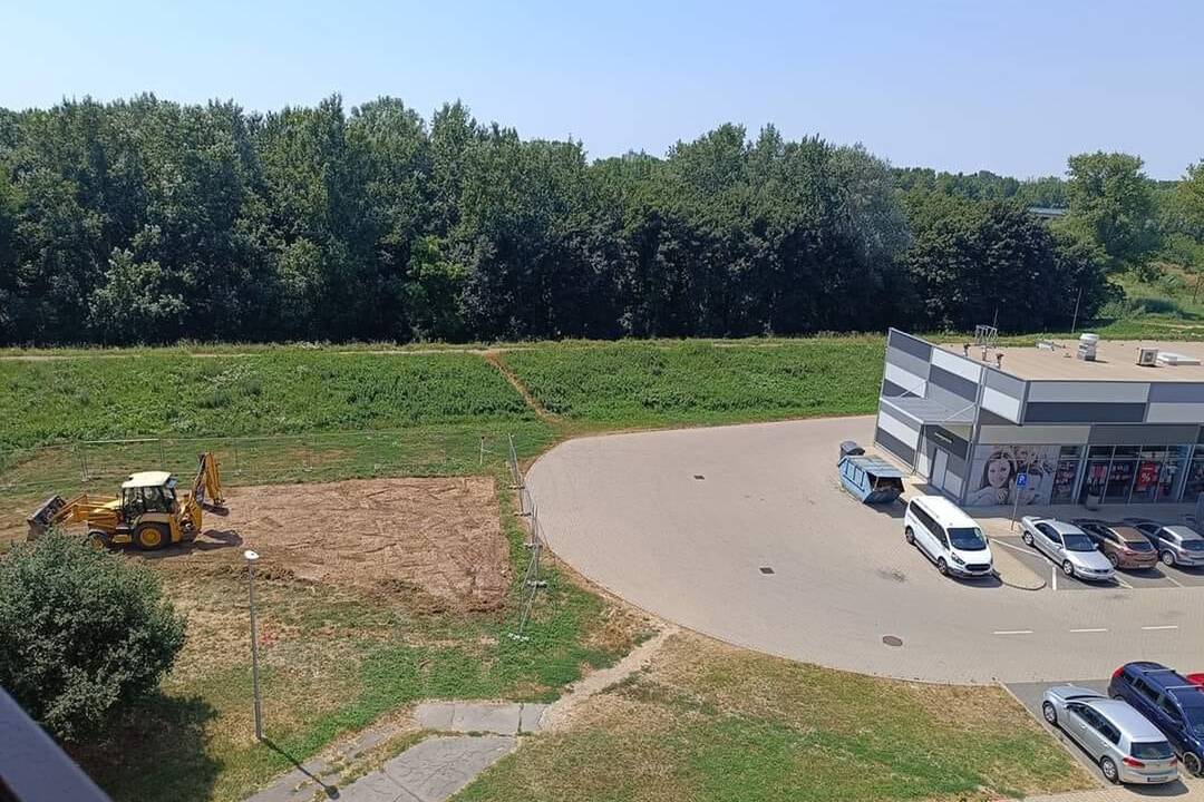 FOTO: V Šali otvoria nové športovisko K-park s lezeckou stenou či pingpongovým stolom, foto 1