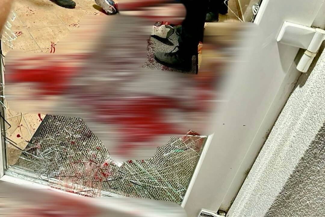 FOTO: Muž rozbil sklo a vnikol expartnerke do domu, takmer pri tom vykrvácal, foto 3