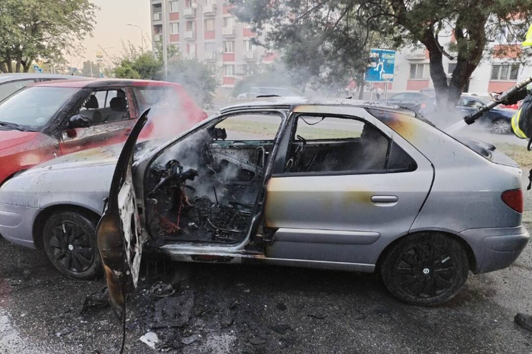 FOTO: V Nitre horelo auto a takmer sa od neho vznietilo aj ďalšie, foto 3