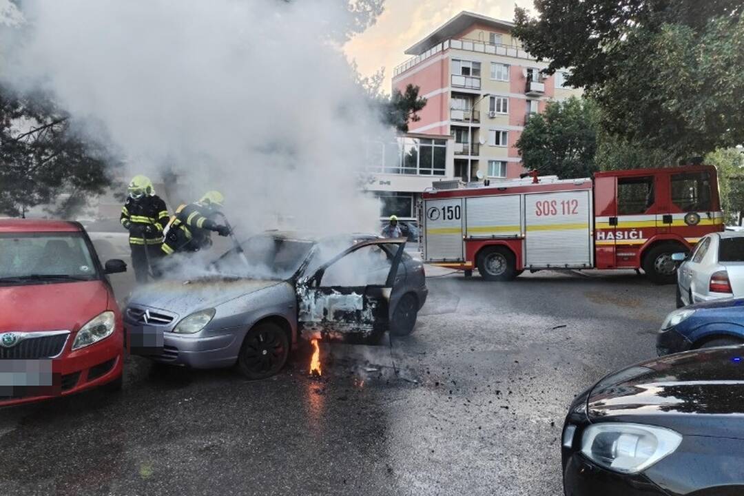 FOTO: V Nitre horelo auto a takmer sa od neho vznietilo aj ďalšie, foto 2