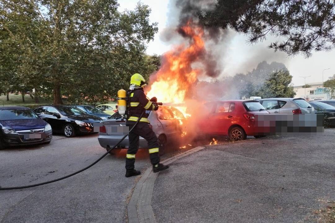 FOTO: V Nitre horelo auto a takmer sa od neho vznietilo aj ďalšie, foto 1